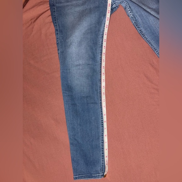 Hollister Women's Light Blue Ultra High Skinny Jeans
Advanced Stretch. - Picture 6 of 10